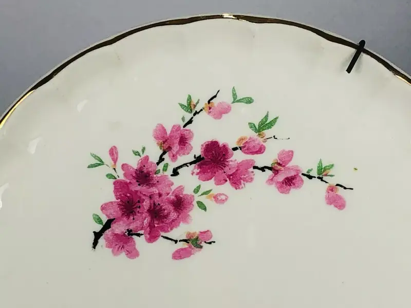 Foto de um(a) Par de pratos para parede, da categoria de Pratos Decorativos. Par de pratos decorativos em porcelana branca com motivos florais em policromia e filete dourado da manufatura W.S. george... Mostrado de uma perspectiva diferente. Vendido no marketplace Trésors.