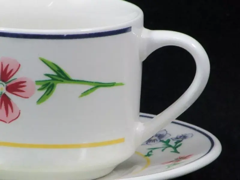 Foto de um(a) Xícaras de café com decoração de flores - Porcelana Santini Italy, da categoria de Xícaras. Lindo conjunto de xícaras para café em porcelana com decoração de flores em policromia. No verso SANTINI ITALY STYLE. Pouco... Mostrado de uma perspectiva diferente. Vendido no marketplace Trésors.