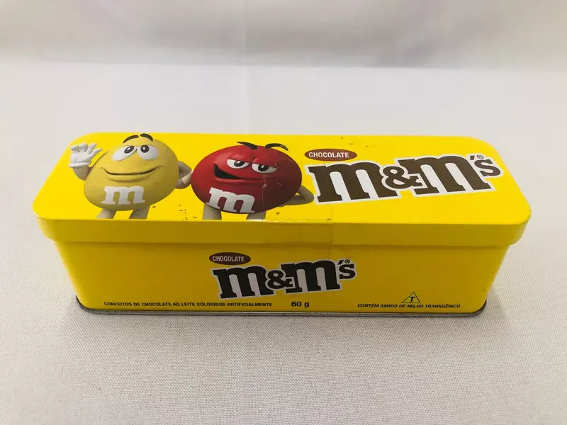 Foto de um(a) Pote M&m, da categoria de Garrafas, potes e jarros. Pote de M&M (24cm de altura) e lata de M&M's. Ambos apresentam sinais de uso, mas em bom estado de conservação. Mostrado de uma perspectiva diferente. Vendido no marketplace Trésors.
