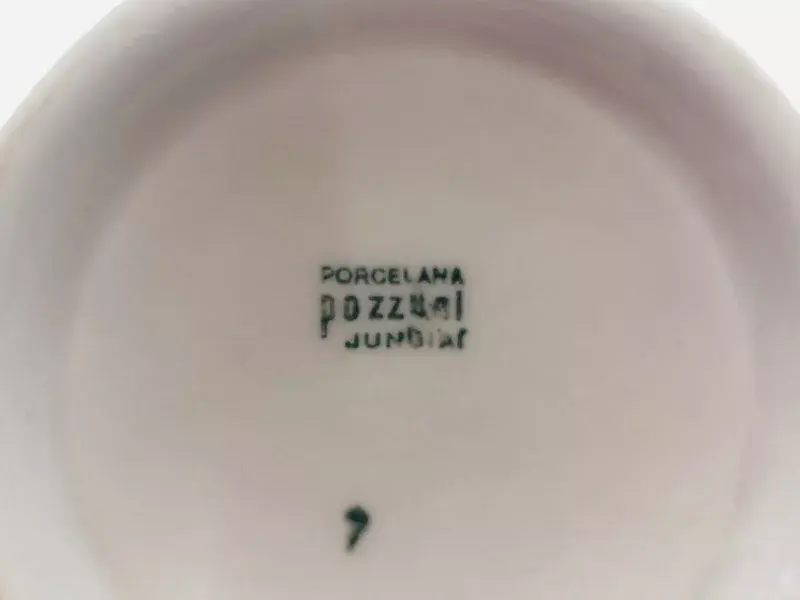 Foto de um(a) Jogo de chá com 8 peças Pozzani Jundiaí, da categoria de Conjuntos de café e chá. Jogo de 8 peças remanescente em porcelana branca da manufatura POZZANI JUNDIAÍ, com cenas galantes e filetes dourados. em... Mostrado de uma perspectiva diferente. Vendido no marketplace Trésors.