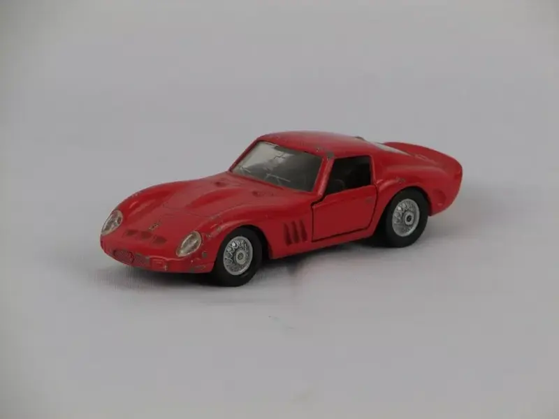 Foto de um(a) Carrinho Para Coleção Ferrari, da categoria de Carros e caminhões de brinquedo. Carrinho Ferrari para coleção em metal vermelho da MAISTO, modelo 250 GTO, com porta articulada. Mede 12 cm de comprimento.... Mostrado de uma perspectiva diferente. Vendido no marketplace Trésors.