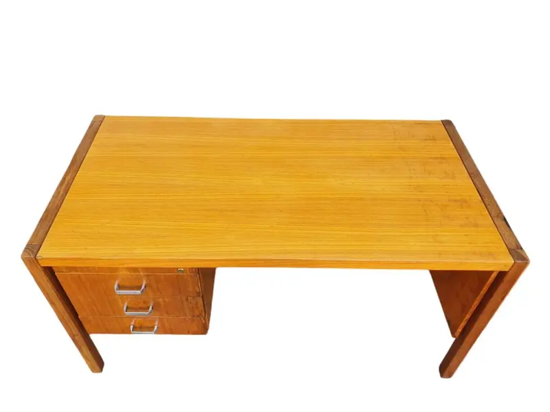 Foto de um(a) Escrivaninha vintage - anos 70, da categoria de Escrivaninhas e Mesas de escritório. A Escrivaninha Anos 70 Vintage é uma peça icônica que traz um toque de nostalgia e estilo para qualquer ambiente. Com seu... Mostrado de uma perspectiva diferente. Vendido no marketplace Trésors.