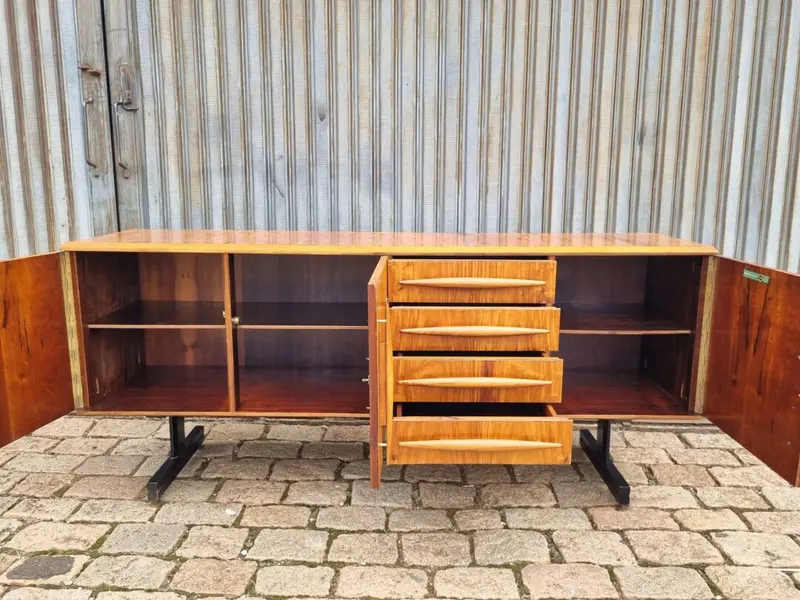 Foto de um(a) Buffet caviúna Cimo S.A - 190 cm, da categoria de Aparadores e Buffet. Raro Buffet móveis cimo em madeira caviúna, pés de latão polido, restaurado com acabamento em seladora. Destaque para... Mostrado de uma perspectiva diferente. Vendido no marketplace Trésors.