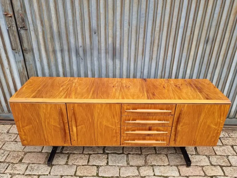 Foto de um(a) Buffet caviúna Cimo S.A - 190 cm, da categoria de Aparadores e Buffet. Raro Buffet móveis cimo em madeira caviúna, pés de latão polido, restaurado com acabamento em seladora. Destaque para... Mostrado de uma perspectiva diferente. Vendido no marketplace Trésors.