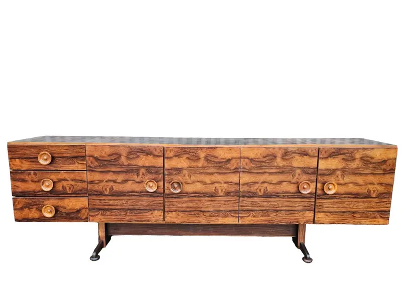 Foto de um(a) Buffet Novo Rumo em Jacarandá, da categoria de Aparadores e Buffet. Novo Rumo em Jacarandá anos 60, restaurado, pronto para usoMedidas : A78cm x P47cm x L270cm. Mostrado de uma perspectiva diferente. Vendido no marketplace Trésors.