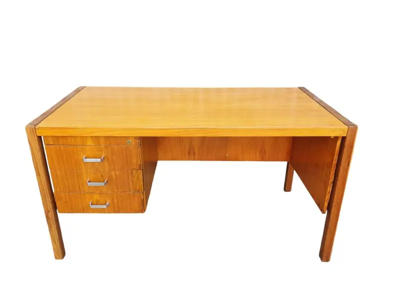 Foto de um(a) Escrivaninha vintage - anos 70, da categoria de Escrivaninhas e Mesas de escritório. A Escrivaninha Anos 70 Vintage é uma peça icônica que traz um toque de nostalgia e estilo para qualquer ambiente. Com seu... Vendido no marketplace Trésors.