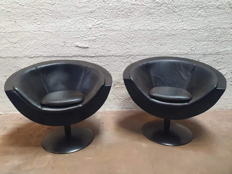 Foto de um(a) Poltronas em fibra, base em aço preto e couro - anos 80, da categoria de Poltronas. Confortável e giratório par de poltronas concha em fibra de vidro, estrutura em base de ferro preto fosco, estofado novo... Mostrado de uma perspectiva diferente. Vendido no marketplace Trésors.