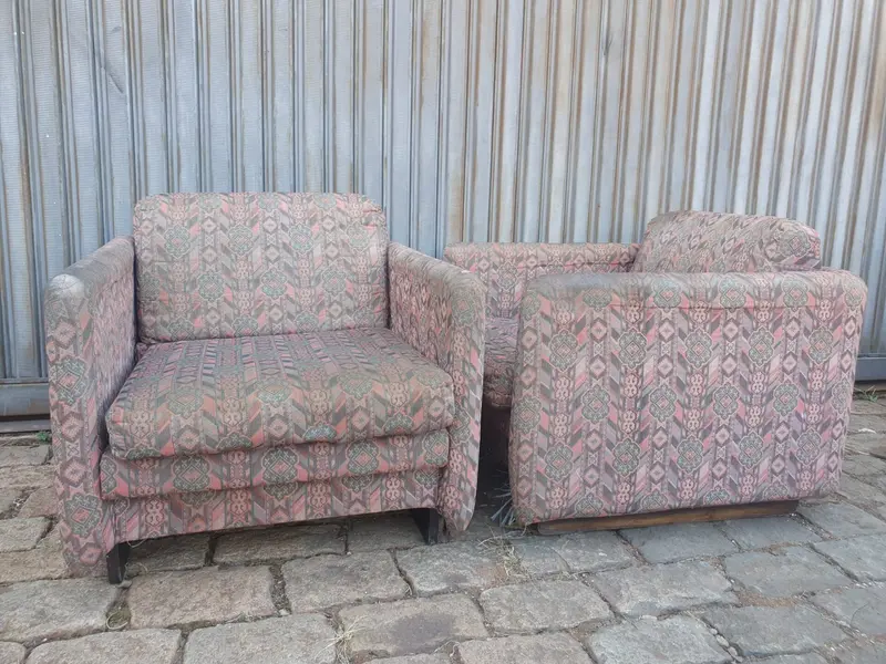 Foto de um(a) Par de poltronas anos 70, da categoria de Poltronas. Par de poltronas anos 70, estrutura de madeira ebanizada e estofado de gobelin, estado original de conservação, para... Mostrado de uma perspectiva diferente. Vendido no marketplace Trésors.