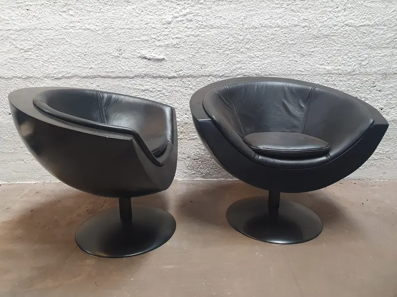 Foto de um(a) Poltronas em fibra, base em aço preto e couro - anos 80, da categoria de Poltronas. Confortável e giratório par de poltronas concha em fibra de vidro, estrutura em base de ferro preto fosco, estofado novo... Mostrado de uma perspectiva diferente. Vendido no marketplace Trésors.