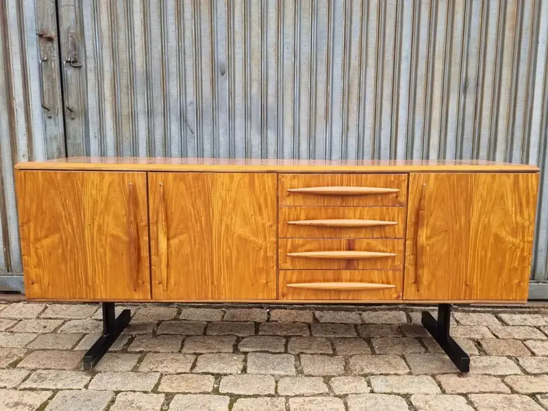 Foto de um(a) Buffet caviúna Cimo S.A - 190 cm, da categoria de Aparadores e Buffet. Raro Buffet móveis cimo em madeira caviúna, pés de latão polido, restaurado com acabamento em seladora. Destaque para... Mostrado de uma perspectiva diferente. Vendido no marketplace Trésors.