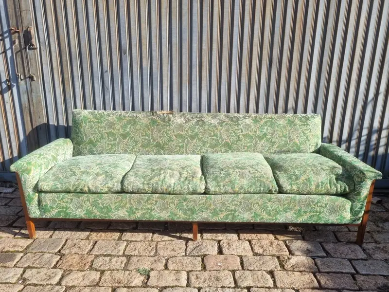 Foto de um(a) Sofá em caviuna - Carlo Fongaro, da categoria de Sofás. Raríssimo sofá de Carlo Fongaro, estado original de conservação, madeira caviuna, ajuda na catalogação da família do... Mostrado de uma perspectiva diferente. Vendido no marketplace Trésors.