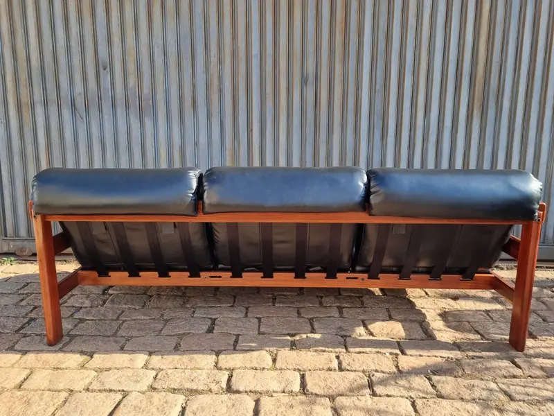 Foto de um(a) Sofá modelo "Copa - Jean Gillon, da categoria de Sofás. Sofá modelo tipo “COPA”, criado pelo designer naturalizado brasileiro Jean Gillon (1919-Iasi-Romênia /2007-São Paulo),... Mostrado de uma perspectiva diferente. Vendido no marketplace Trésors.