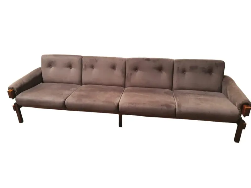 Foto de um(a) Sofá Anos 70 Vintage, da categoria de Sofás. O Sofá Anos 70 é a peça perfeita para quem busca um toque de elegância e estilo retrô em sua sala de estar. Com um... Mostrado de uma perspectiva diferente. Vendido no marketplace Trésors.