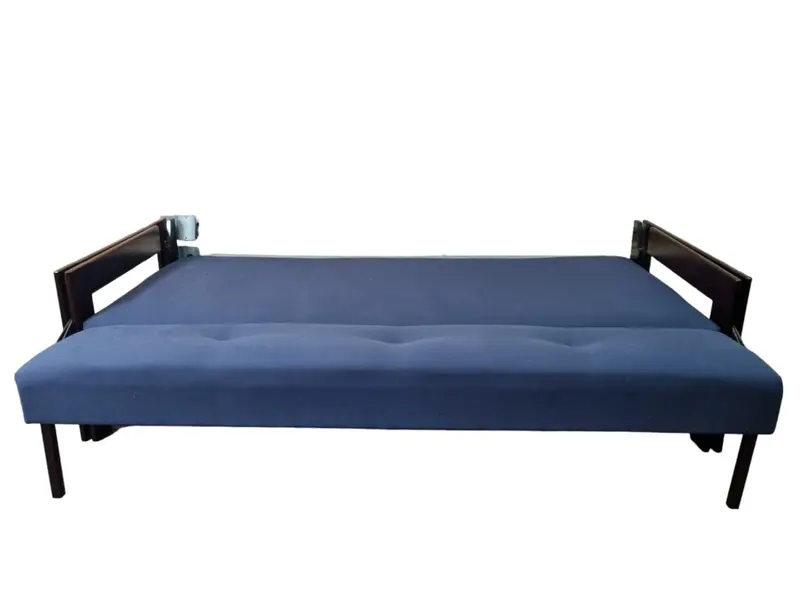 Foto de um(a) Sofá MP-85 Percival Lafer, da categoria de Sofás. Belo sofá cama MP-85, estrutura em madeira jatobá e estofado novo de algodão azul marinho.Medidas: 196cm L x 110cm aberto... Mostrado de uma perspectiva diferente. Vendido no marketplace Trésors.