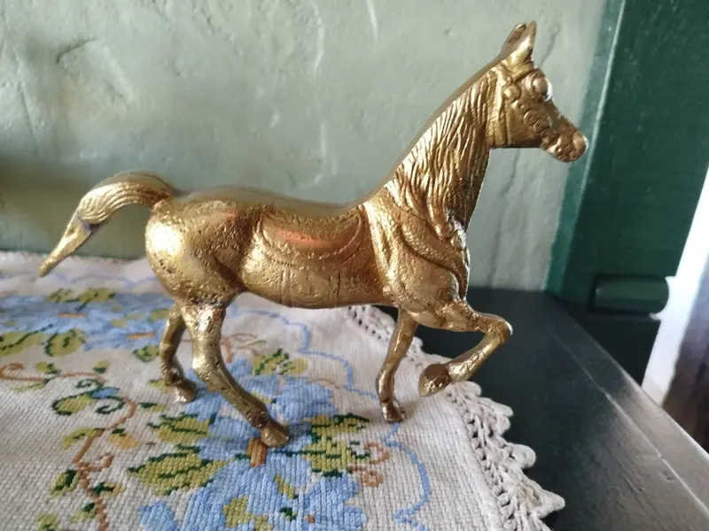 Foto de um(a) Cavalo de bronze, da categoria de Escultura. Cavalo de bronze maciço 17 cm de altura x 21,5 da cauda até o focinho passou por higienização profissional e foi selado não... Mostrado de uma perspectiva diferente. Vendido no marketplace Trésors.