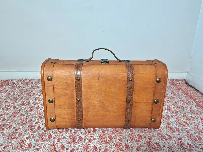 Foto de um(a) Mala Decorativa em Madeira, da categoria de Malas. Linda, super estilosa e em ótimo estado. para uso decorativo e guardados. Madeira, fechos e botões decorativos em metal e... Mostrado de uma perspectiva diferente. Vendido no marketplace Trésors.