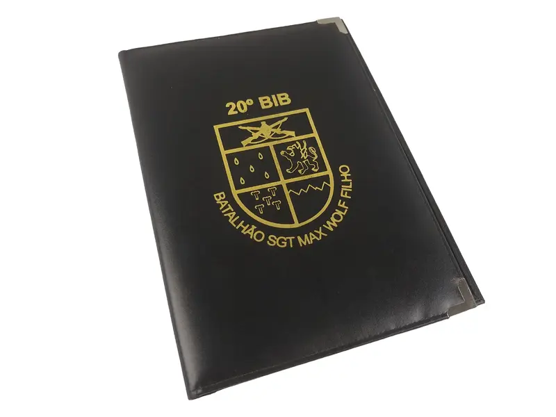 Foto de um(a) Militaria – Pasta para documentos – 20º BIB Batalhão de Infantaria Blindada Curitiba-PR, da categoria de Outras militarias. Militaria – Pasta para documentos – 20º BIB Batalhão de Infantaria Blindada Curitiba-PR Feito em Courino preto, interior... Mostrado de uma perspectiva diferente. Vendido no marketplace Trésors.