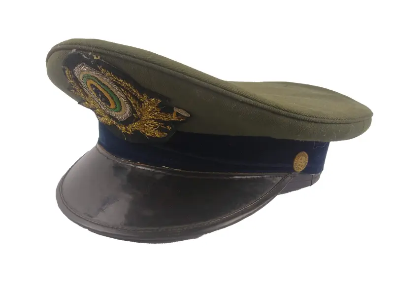 Foto de um(a) Militaria - Antigo Quepe Exército Brasileiro, da categoria de Outras militarias. Militaria - Antigo Quepe Exército Brasileiro Verde oliva Sem etiqueta do fabricante Insígnia bordadoMaterial: tecido... Mostrado de uma perspectiva diferente. Vendido no marketplace Trésors.