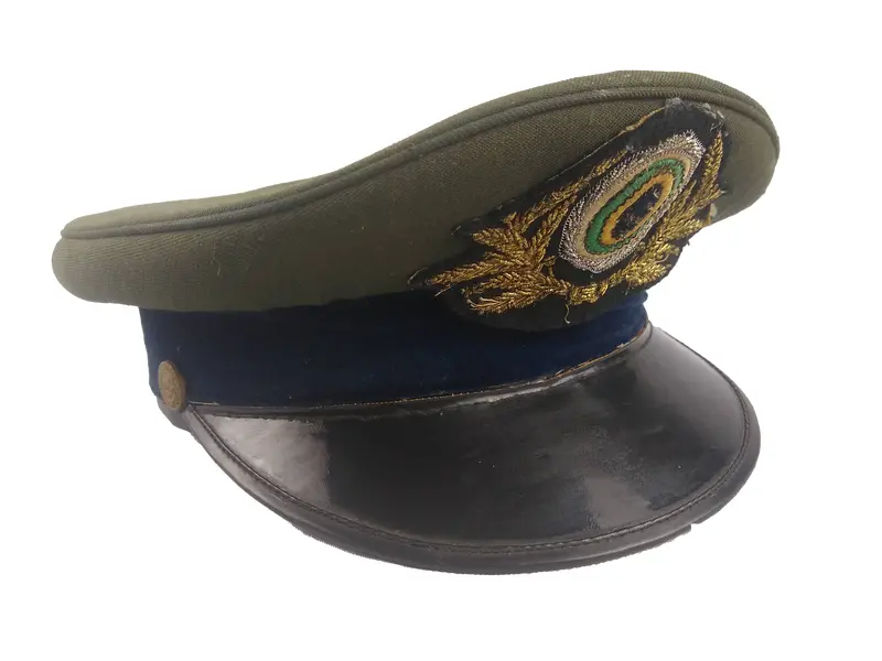 Foto de um(a) Militaria - Antigo Quepe Exército Brasileiro, da categoria de Outras militarias. Militaria - Antigo Quepe Exército Brasileiro Verde oliva Sem etiqueta do fabricante Insígnia bordadoMaterial: tecido... Vendido no marketplace Trésors.