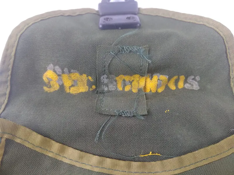 Foto de um(a) Militaria - Porta Marmita de Campanha Militar - Exército Brasileiro, da categoria de Outras militarias. -Militaria - Porta Marmita de Campanha Militar - Exército Brasileiro -Feito de Nylon, com presilha de plástico. Mostrado de uma perspectiva diferente. Vendido no marketplace Trésors.