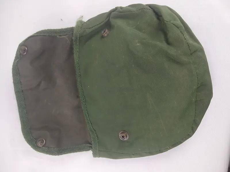Foto de um(a) Militaria - Porta Marmita de Campanha Militar - Exército Brasileiro, da categoria de Outras militarias. Militaria - Porta Marmita de Campanha Militar - Exército Brasileiro Feito de Nylon Marcação: CCS (Companhia de Comando e... Mostrado de uma perspectiva diferente. Vendido no marketplace Trésors.