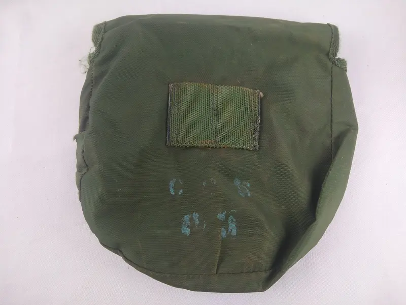 Foto de um(a) Militaria - Porta Marmita de Campanha Militar - Exército Brasileiro, da categoria de Outras militarias. Militaria - Porta Marmita de Campanha Militar - Exército Brasileiro Feito de Nylon Marcação: CCS (Companhia de Comando e... Mostrado de uma perspectiva diferente. Vendido no marketplace Trésors.