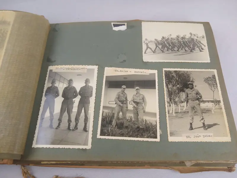 Foto de um(a) Militaria - Álbum de fotografia Exército Brasileiro - Polícia do Exército de Brasília 1964 - 1965, da categoria de Outras militarias. Militaria - Álbum de fotografia Exército Brasileiro - Polícia do Exército de Brasília 1964 - 1965 Álbum com 70 fotos... Mostrado de uma perspectiva diferente. Vendido no marketplace Trésors.