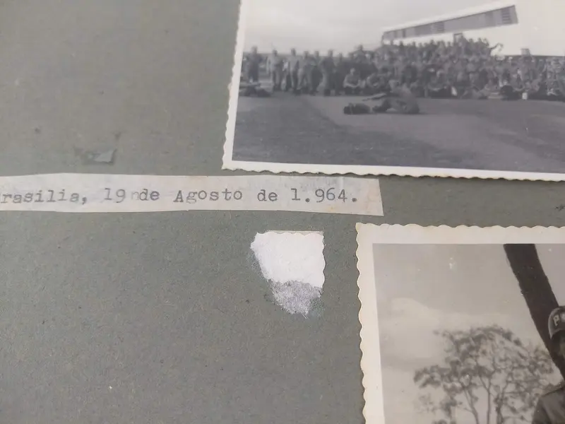 Foto de um(a) Militaria - Álbum de fotografia Exército Brasileiro - Polícia do Exército de Brasília 1964 - 1965, da categoria de Outras militarias. Militaria - Álbum de fotografia Exército Brasileiro - Polícia do Exército de Brasília 1964 - 1965 Álbum com 70 fotos... Mostrado de uma perspectiva diferente. Vendido no marketplace Trésors.