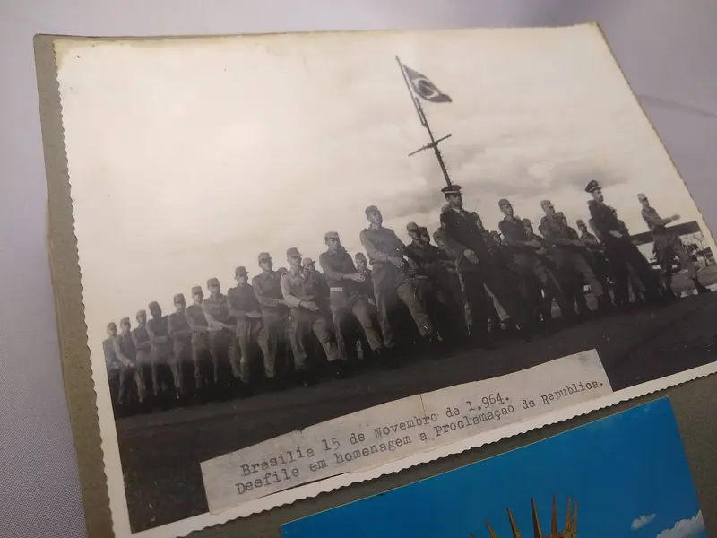 Foto de um(a) Militaria - Álbum de fotografia Exército Brasileiro - Polícia do Exército de Brasília 1964 - 1965, da categoria de Outras militarias. Militaria - Álbum de fotografia Exército Brasileiro - Polícia do Exército de Brasília 1964 - 1965 Álbum com 70 fotos... Mostrado de uma perspectiva diferente. Vendido no marketplace Trésors.