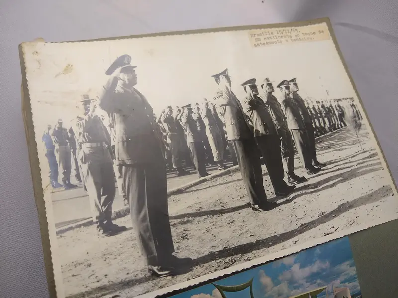 Foto de um(a) Militaria - Álbum de fotografia Exército Brasileiro - Polícia do Exército de Brasília 1964 - 1965, da categoria de Outras militarias. Militaria - Álbum de fotografia Exército Brasileiro - Polícia do Exército de Brasília 1964 - 1965 Álbum com 70 fotos... Mostrado de uma perspectiva diferente. Vendido no marketplace Trésors.