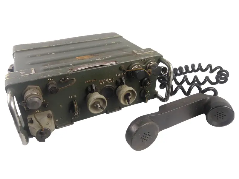 Foto de um(a) Rádio Militar Ry-20 Exército Brasileiro 1984 Original, da categoria de Outras militarias. Rádio Militar Ry-20 Exército Brasileiro 1984 Original Detalhes do Produto: - Ano de Fabricação: 1984 - Modelo: RY-20 - Uso:... Vendido no marketplace Trésors.