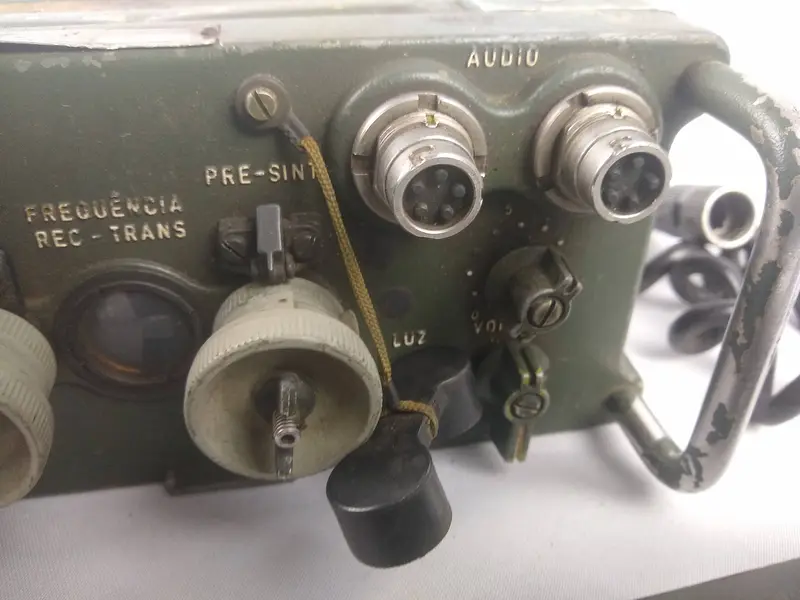 Foto de um(a) Rádio Militar Ry-20 Exército Brasileiro 1984 Original, da categoria de Outras militarias. Rádio Militar Ry-20 Exército Brasileiro 1984 Original Detalhes do Produto: - Ano de Fabricação: 1984 - Modelo: RY-20 - Uso:... Mostrado de uma perspectiva diferente. Vendido no marketplace Trésors.