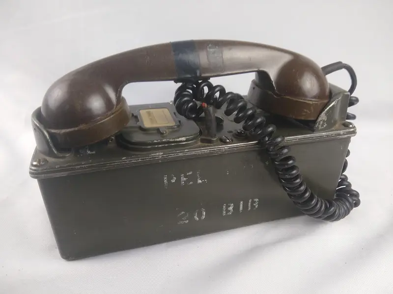 Foto de um(a) Militaria - Antigo Telefone Militar de Campanha 1975, da categoria de Outras militarias. -Militaria - Antigo Telefone Militar de Campanha 1975-Modelo: Telefone EB II-AF 3/ETC ANO: 1975 - SEM TESTES - APENAS PARA... Mostrado de uma perspectiva diferente. Vendido no marketplace Trésors.
