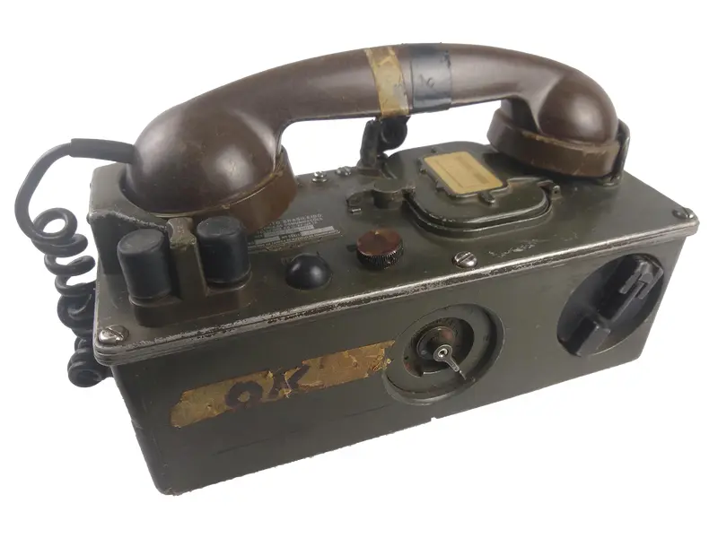 Foto de um(a) Militaria - Antigo Telefone Militar de Campanha 1975, da categoria de Outras militarias. -Militaria - Antigo Telefone Militar de Campanha 1975-Modelo: Telefone EB II-AF 3/ETC ANO: 1975 - SEM TESTES - APENAS PARA... Vendido no marketplace Trésors.