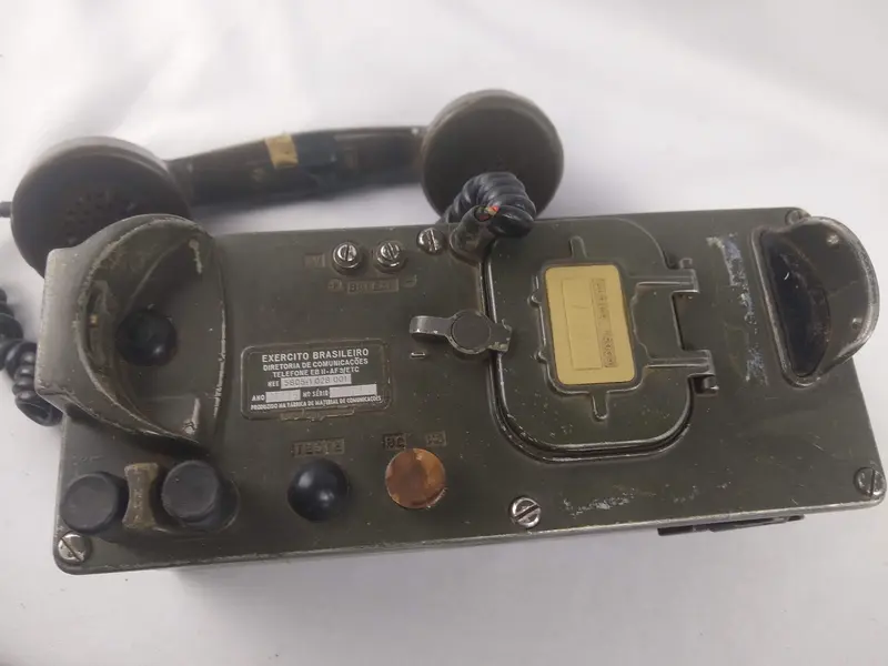 Foto de um(a) Militaria - Antigo Telefone Militar de Campanha 1975, da categoria de Outras militarias. -Militaria - Antigo Telefone Militar de Campanha 1975-Modelo: Telefone EB II-AF 3/ETC ANO: 1975 - SEM TESTES - APENAS PARA... Mostrado de uma perspectiva diferente. Vendido no marketplace Trésors.