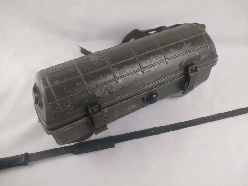 Foto de um(a) Militaria - Antigo Telefone Militar de Campo Exército Brasileiro, da categoria de Outras militarias. Militaria - Antigo Telefone Militar de Campo Exército Brasileiro - Ano de Fabricação: 1969/1970 - Modelo: EBM / ERC 104 -... Mostrado de uma perspectiva diferente. Vendido no marketplace Trésors.