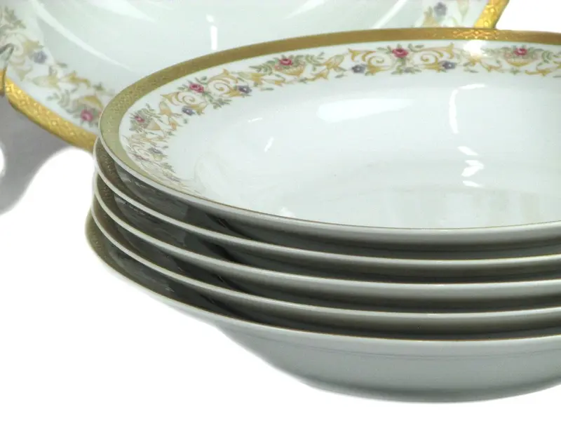 Foto de um(a) Conjunto com 06 pratos fundos porcelana Real, da categoria de Jogos de pratos. Conjunto de 6 pratos fundos da renomada marca PORCELANA REAL BRASIL, com decoração floral em policromia e borda dourada. Em... Mostrado de uma perspectiva diferente. Vendido no marketplace Trésors.