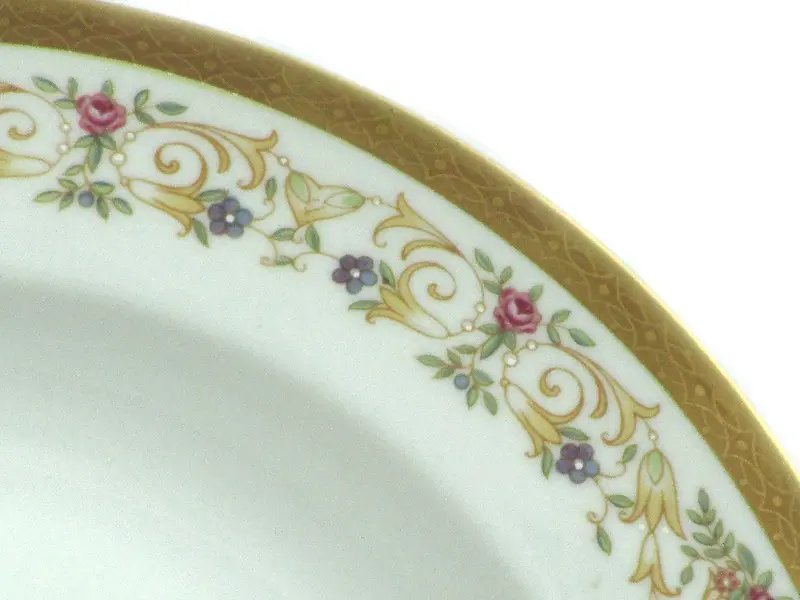Foto de um(a) Conjunto com 06 pratos fundos porcelana Real, da categoria de Jogos de pratos. Conjunto de 6 pratos fundos da renomada marca PORCELANA REAL BRASIL, com decoração floral em policromia e borda dourada. Em... Mostrado de uma perspectiva diferente. Vendido no marketplace Trésors.