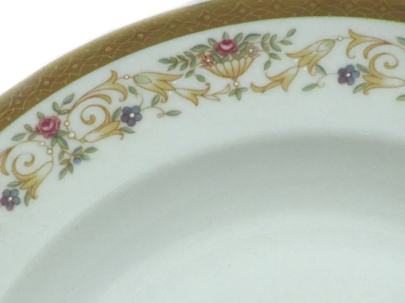 Foto de um(a) Conjunto com 06 pratos fundos porcelana Real, da categoria de Jogos de pratos. Conjunto de 6 pratos fundos da renomada marca PORCELANA REAL BRASIL, com decoração floral em policromia e borda dourada. Em... Mostrado de uma perspectiva diferente. Vendido no marketplace Trésors.