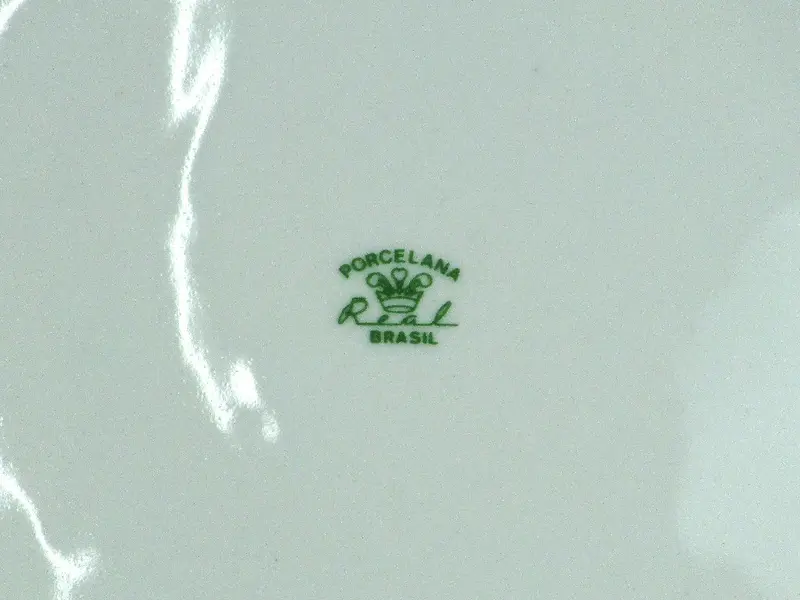Foto de um(a) Conjunto com 06 pratos fundos porcelana Real, da categoria de Jogos de pratos. Conjunto de 6 pratos fundos da renomada marca PORCELANA REAL BRASIL, com decoração floral em policromia e borda dourada. Em... Mostrado de uma perspectiva diferente. Vendido no marketplace Trésors.