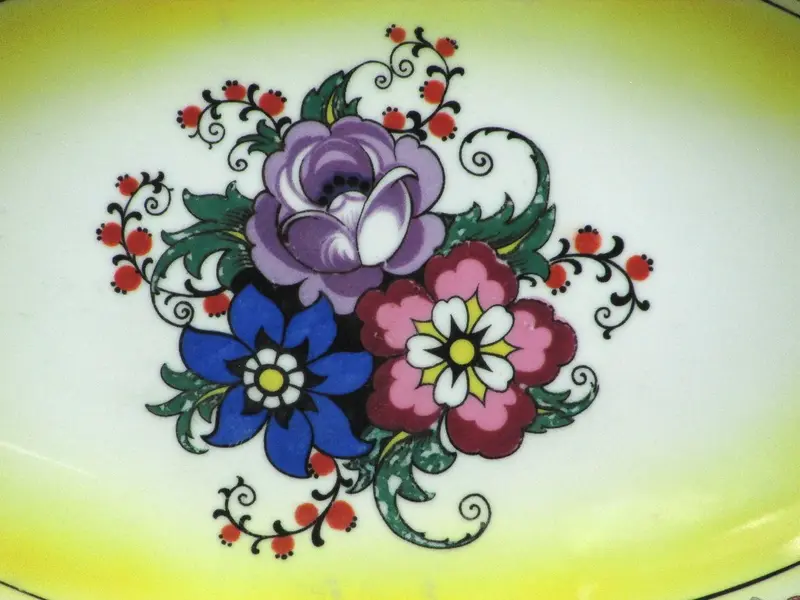 Foto de um(a) Travessa formato navete em porcelana branca com decoração floral, da categoria de Travessas e tigelas. Original travessa com forma de navete em porcelana branca com decoração floral em policromia. Apresenta pegas vazadas nas... Mostrado de uma perspectiva diferente. Vendido no marketplace Trésors.
