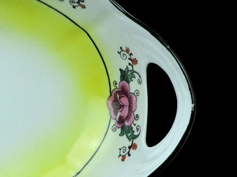Foto de um(a) Travessa formato navete em porcelana branca com decoração floral, da categoria de Travessas e tigelas. Original travessa com forma de navete em porcelana branca com decoração floral em policromia. Apresenta pegas vazadas nas... Mostrado de uma perspectiva diferente. Vendido no marketplace Trésors.