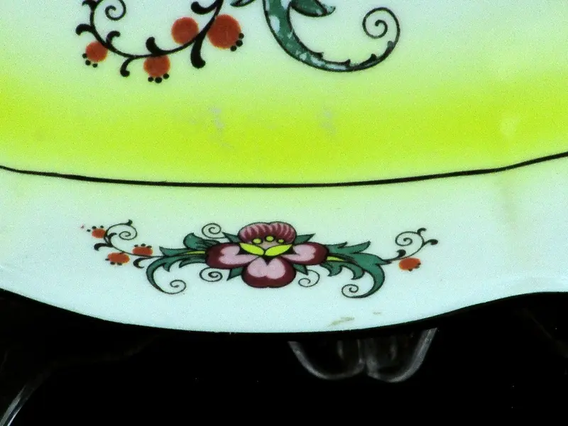 Foto de um(a) Travessa formato navete em porcelana branca com decoração floral, da categoria de Travessas e tigelas. Original travessa com forma de navete em porcelana branca com decoração floral em policromia. Apresenta pegas vazadas nas... Mostrado de uma perspectiva diferente. Vendido no marketplace Trésors.