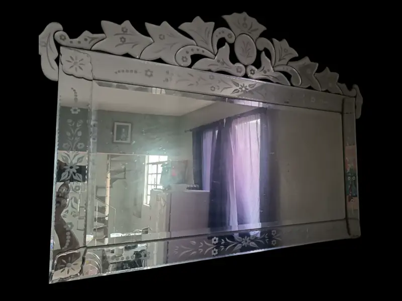 Foto de um(a) Espelho veneziano horizontal, da categoria de Espelhos. Uma obra de arte artesanal originária de Veneza, tipicamente do século XVI ou posterior, conhecida por seus detalhes e... Mostrado de uma perspectiva diferente. Vendido no marketplace Trésors.