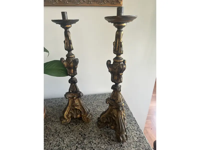 Foto de um(a) Par de Candelabros de talha, da categoria de Castiçais. Um par de castiçais antigos, confeccionados em madeira maciça, talhados à mão com riqueza de detalhes. Possuem acabamento em... Mostrado de uma perspectiva diferente. Vendido no marketplace Trésors.