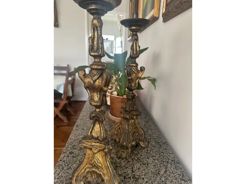 Foto de um(a) Par de Candelabros de talha, da categoria de Castiçais. Um par de castiçais antigos, confeccionados em madeira maciça, talhados à mão com riqueza de detalhes. Possuem acabamento em... Mostrado de uma perspectiva diferente. Vendido no marketplace Trésors.
