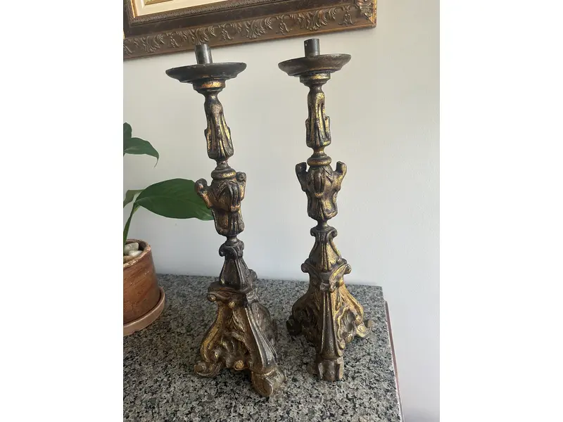 Foto de um(a) Par de Candelabros de talha, da categoria de Castiçais. Um par de castiçais antigos, confeccionados em madeira maciça, talhados à mão com riqueza de detalhes. Possuem acabamento em... Mostrado de uma perspectiva diferente. Vendido no marketplace Trésors.