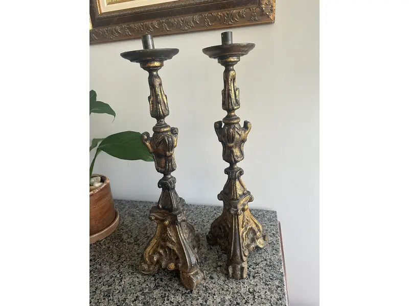 Foto de um(a) Par de Candelabros de talha, da categoria de Castiçais. Um par de castiçais antigos, confeccionados em madeira maciça, talhados à mão com riqueza de detalhes. Possuem acabamento em... Mostrado de uma perspectiva diferente. Vendido no marketplace Trésors.