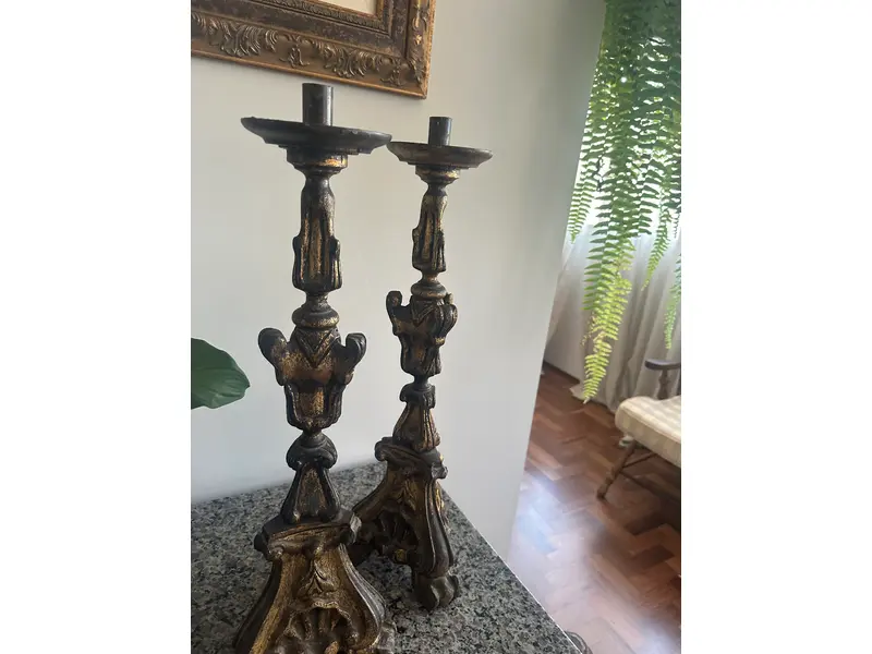Foto de um(a) Par de Candelabros de talha, da categoria de Castiçais. Um par de castiçais antigos, confeccionados em madeira maciça, talhados à mão com riqueza de detalhes. Possuem acabamento em... Mostrado de uma perspectiva diferente. Vendido no marketplace Trésors.