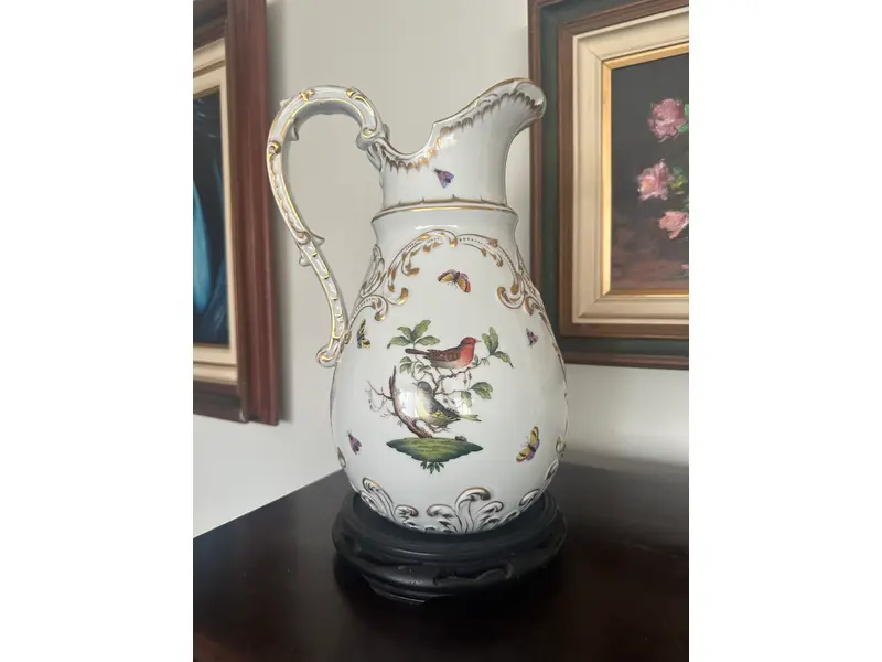 Foto de um(a) Vaso de porcelana, da categoria de Vasos. Jarra de Porcelana Alemã Sitzendorf – Antiga, Decorada com Pássaros, Borboletas e Detalhes em Ouro Peça rara e refinada de... Mostrado de uma perspectiva diferente. Vendido no marketplace Trésors.
